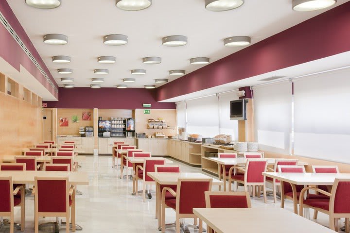 Main lounge, where breakfast is served at the Holiday Inn Express Madrid - Alcobendas