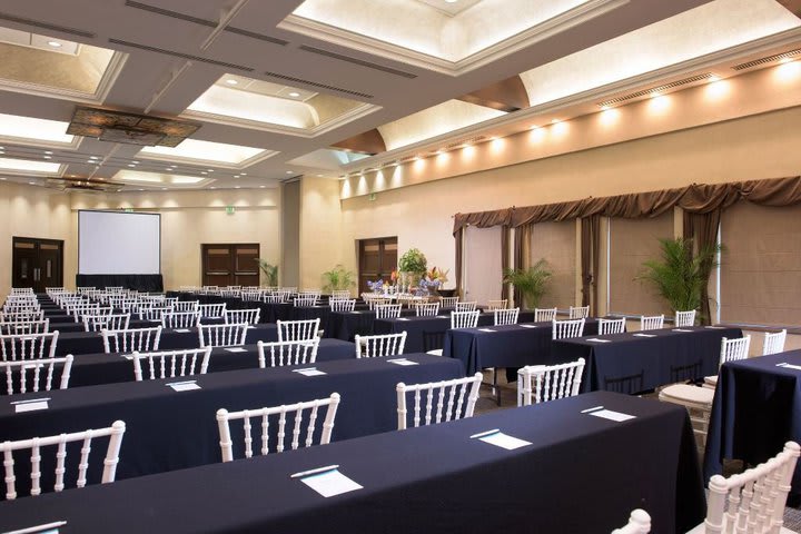 El hotel cuenta con salones de eventos