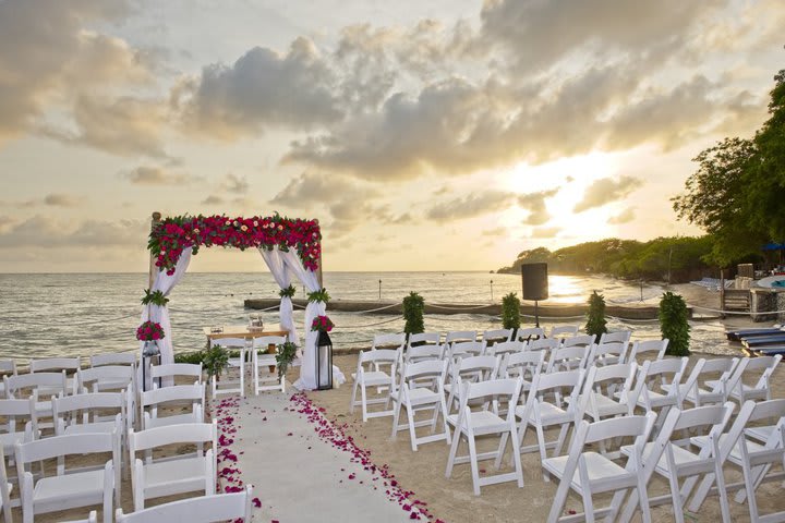 The hotel organizes weddings in front of the sea