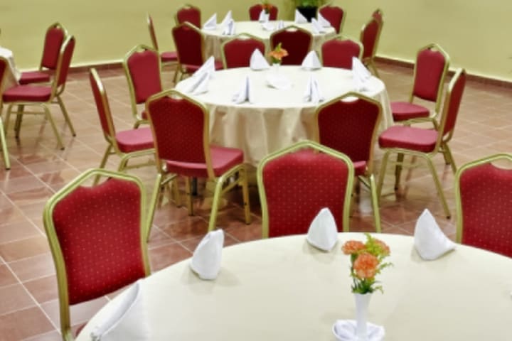 Montaje para banquete en un salón de eventos