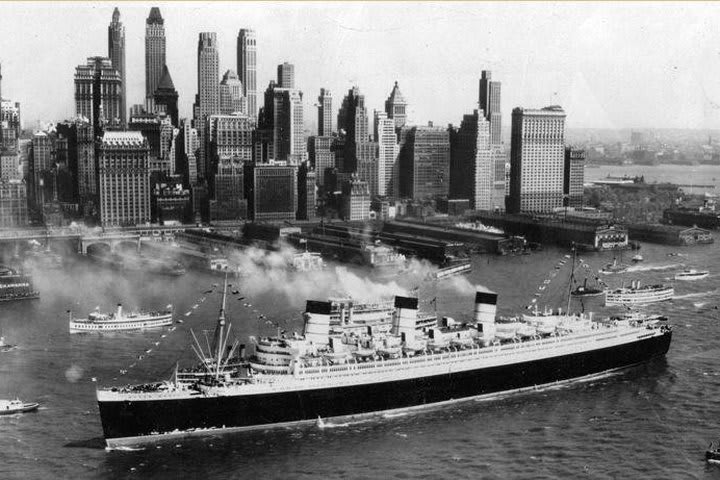 Vista del barco Queen Mary en su viaje inaugural