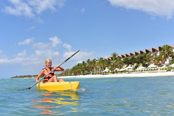 Se puede pasear en kayak en la playa del resort