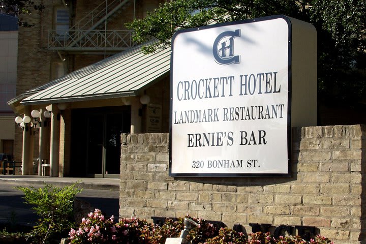 Entrada al Crockett Hotel en San Antonio, Texas