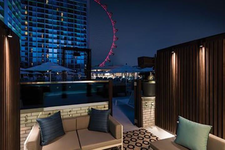 View to the ferris wheel from the terrace of a room with a cabaña