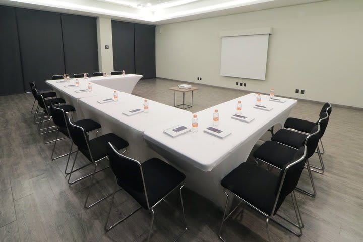 Salón de eventos con mesa en forma de U