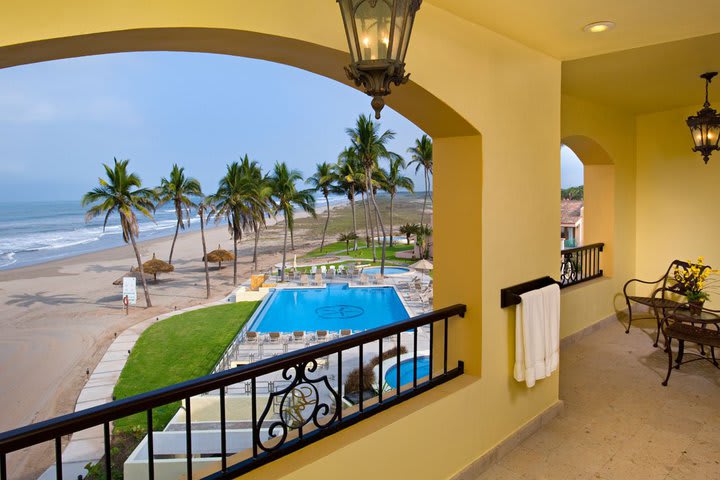 Vista a la piscina desde el balcón de una habitación