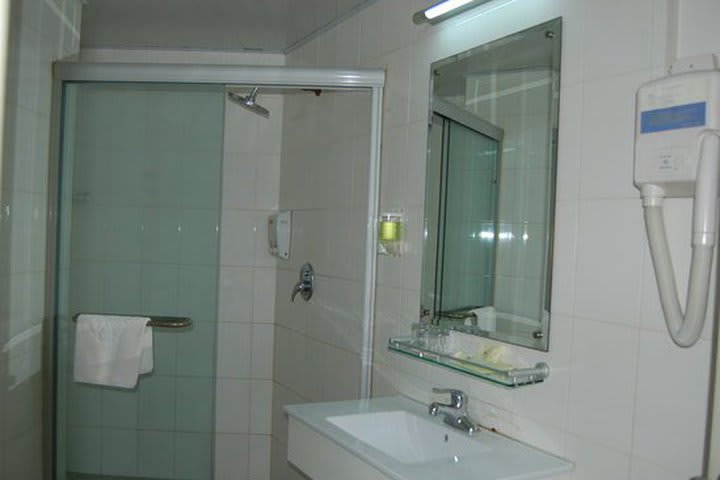 Baño en una habitación del Lakeside Holiday Inn Shanghai