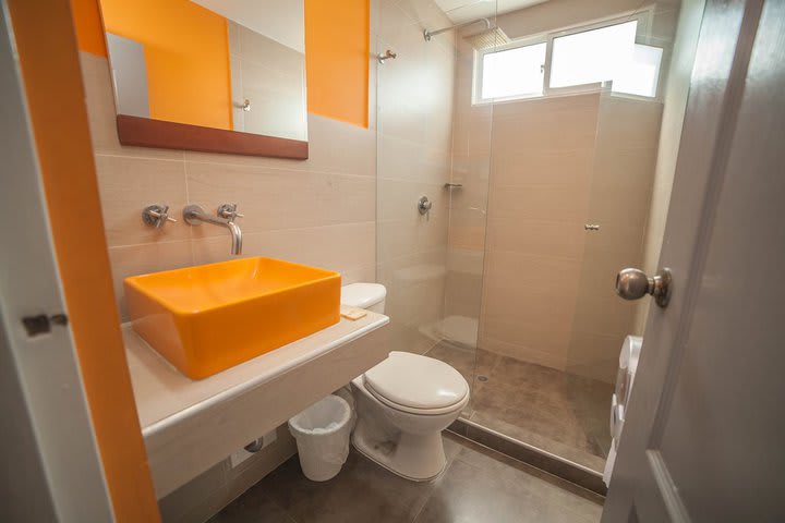 Baño privado con ducha de una habitación