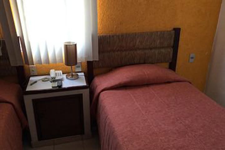 Dormitorio con una cama