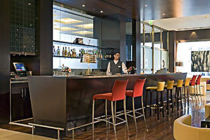 El hotel Ibis World Trade Centre Dubai cuenta con un bar estilo lounge