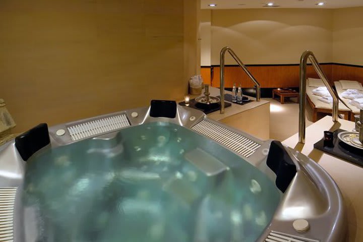 El Vincci Capitol Madrid cuenta con jacuzzi en el spa