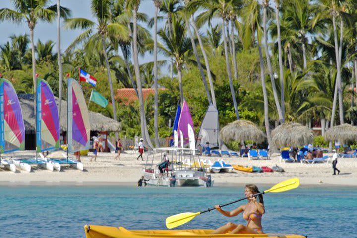 Se pueden practicar diversos deportes acuáticos como kayak y velero