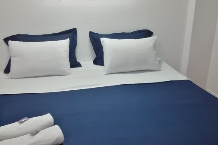 Room with a double bed