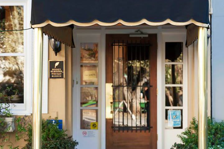 Entrada del hotel Washington Square Inn en el barrio North Beach