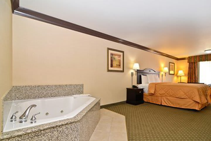 The Comfort Inn & Suites Near Universal Studios has suites with Jacuzzi