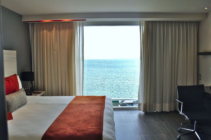 Executive guest room with lagoon view