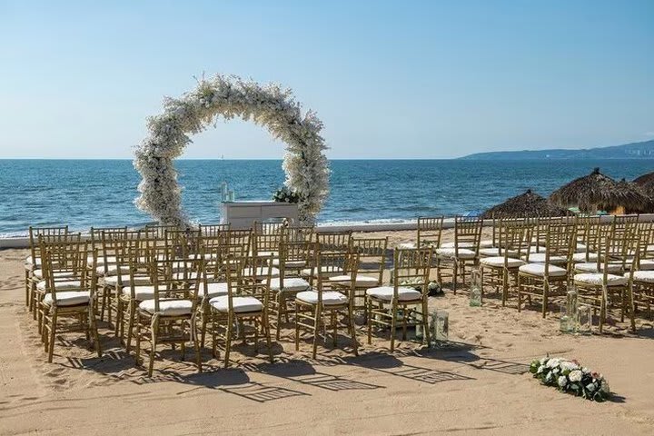 The hotel celebrates weddings in front of the beach