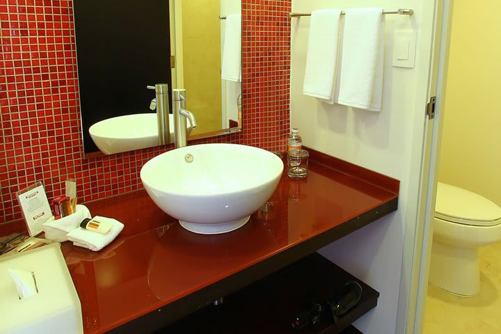 Baño de huéspedes