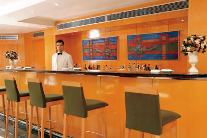 El hotel NH Alberto Aguilera cuenta con un bar