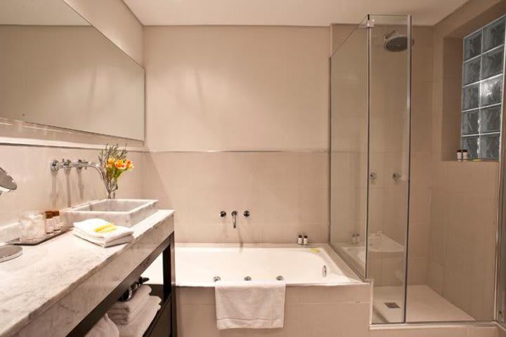 Baño de huéspedes del hotel Palermo Tower en Buenos Aires