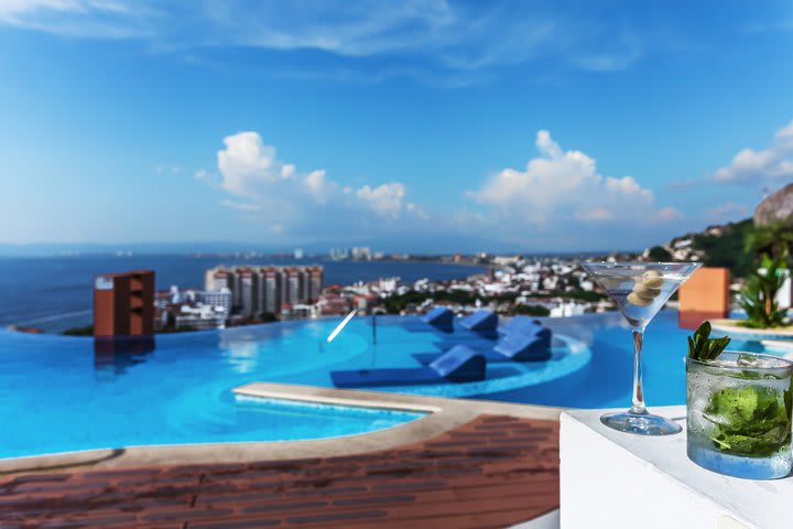 Piscina con vista a la bahía de Banderas