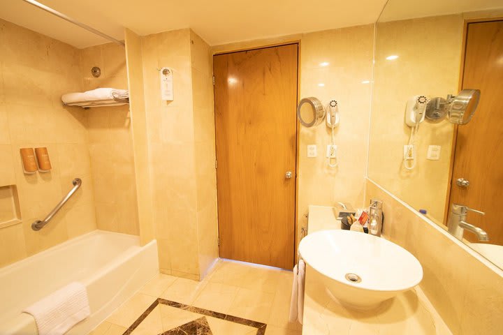 Private bath with tub in a Privilege Club room