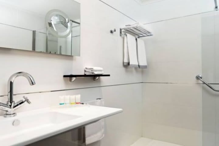 Guest bathroom with contemporary style at the Four Points Milan Center hotel