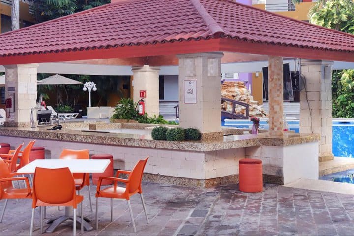 Restaurant by the pool