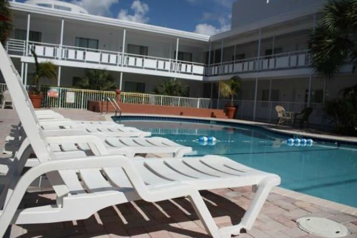 Camastros junto a la alberca del Collins, hotel en Miami Beach