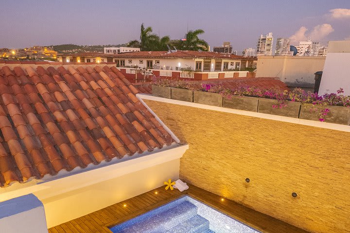 Terraza con piscina y vista a la ciudad