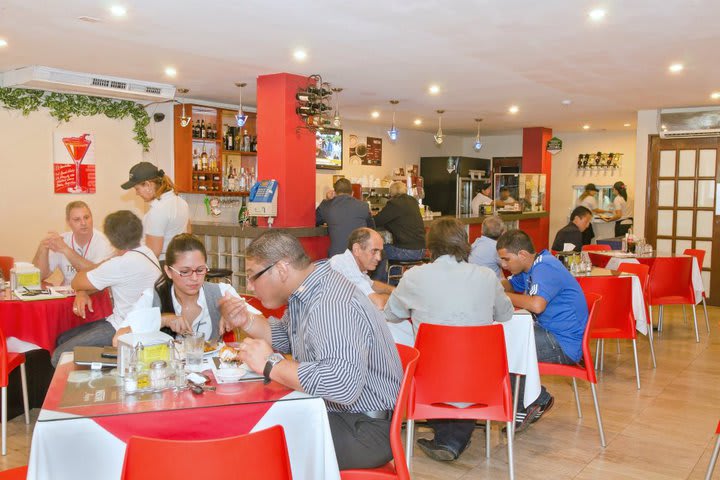 Restaurant and bar with international cuisine