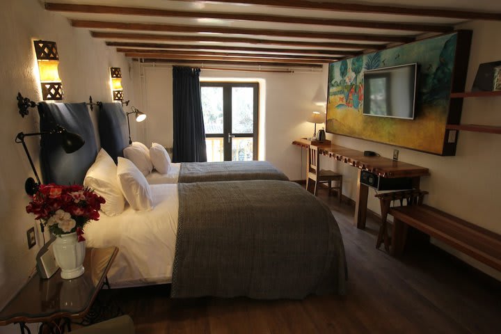 Deluxe Suite, 2 Twin Beds, Bathtub, Garden View