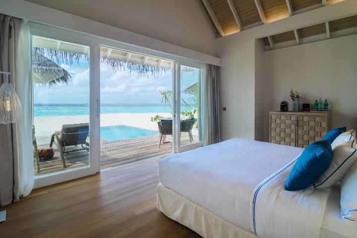 Bedroom of a Sunset villa with direct access to the beach and the pool