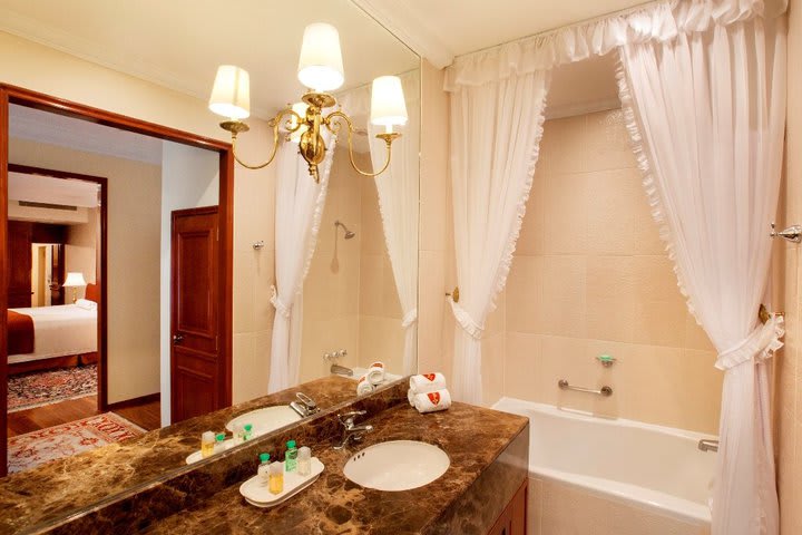 Baño privado de una habitación suite de época