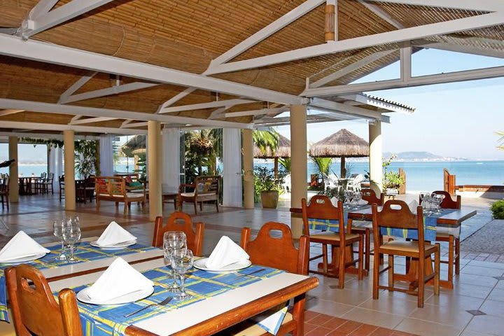 El restaurante del hotel Costa Norte en Ponta das Canas tiene una sección exterior y una interior