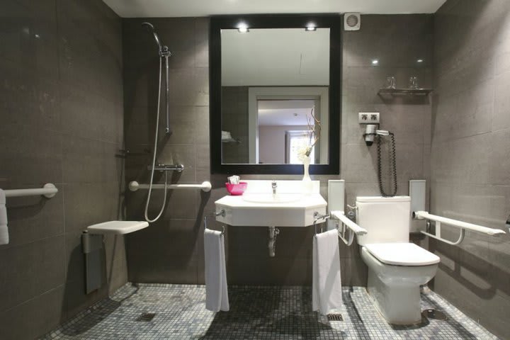 Baño en una habitación para personas con discapacidades del Hotel Meninas en Madrid