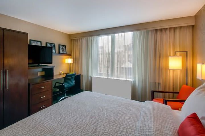 Habitación estándar con cama king en el hotel de negocios Courtyard by Marriott - Times Square West