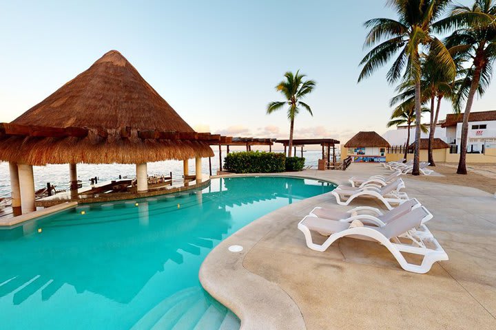 Family infinity pool