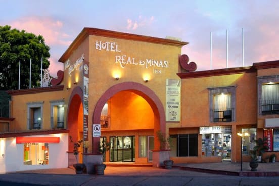 Vista frontal del Hotel Real de Minas Inn Querétaro