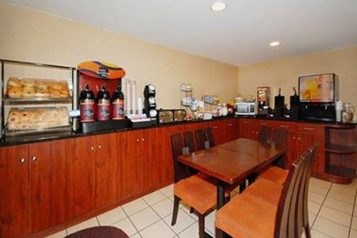 Breakfast lounge at the Comfort Inn Times Square South Area
