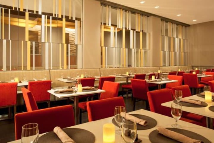 Delight your palate with American dishes in the restaurant at the Sheraton Tribeca New York Hotel