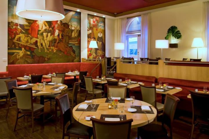 El restaurante Murals on 54 del hotel Warwick en Nueva York tiene murales del dibujante Dean Cornwell