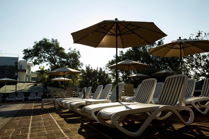 Sun terrace with sun loungers at Hotel Villa del Conquistador in Cuernavaca