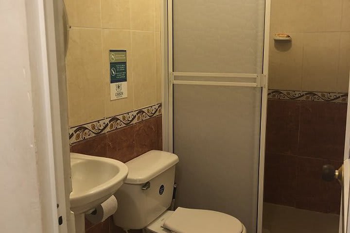 Baño de la habitación 201