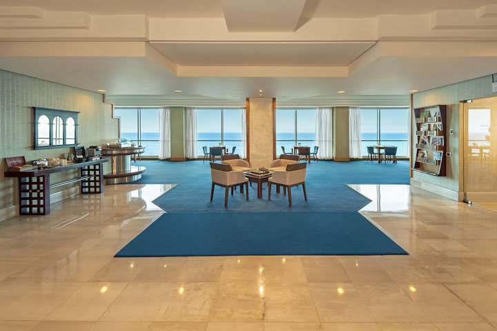 Business Lounge exclusive for guests staying at superior guest rooms and rooms on the executive floor