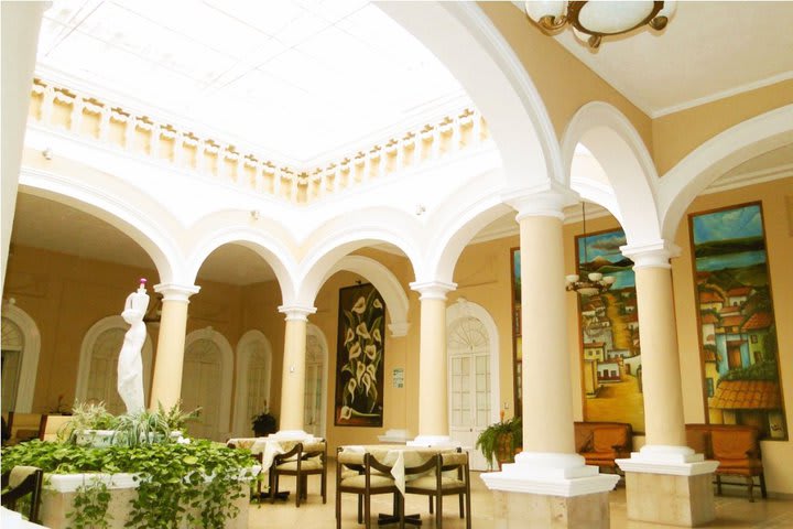 Patio interior del Hotel Posada Regis en el centro histórico de Guadalajara