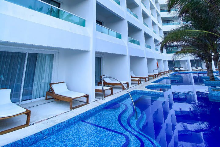 Accommodations with direct access to the pool