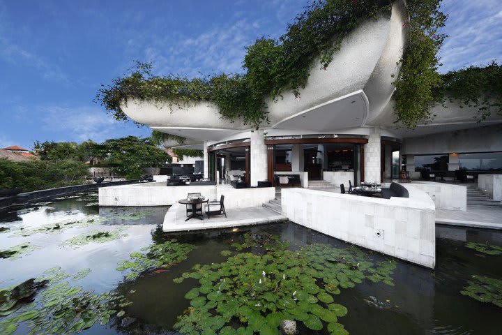 Disfruta de la vista desde uno de los restaurantes del Ayana Resort and Spa en Bali