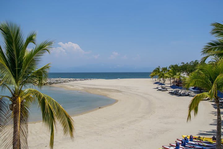 Panorámica de la playa del resort