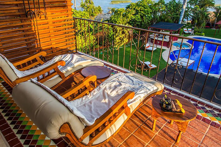 Vista a la piscina y al alago de Chapala